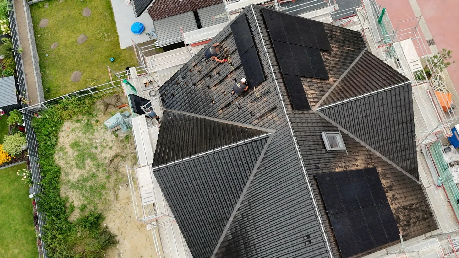 Drohnenaufnahme einer Photovoltaikanlage auf mehreren Dachfl&auml;chen w&auml;hrend der Montage in Bottrop