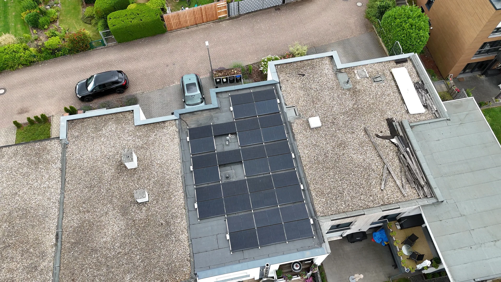 Drohnenaufnahme einer SABOSOL Ost-West-PV-Anlage auf einem Flachdach in Castrop-Rauxel