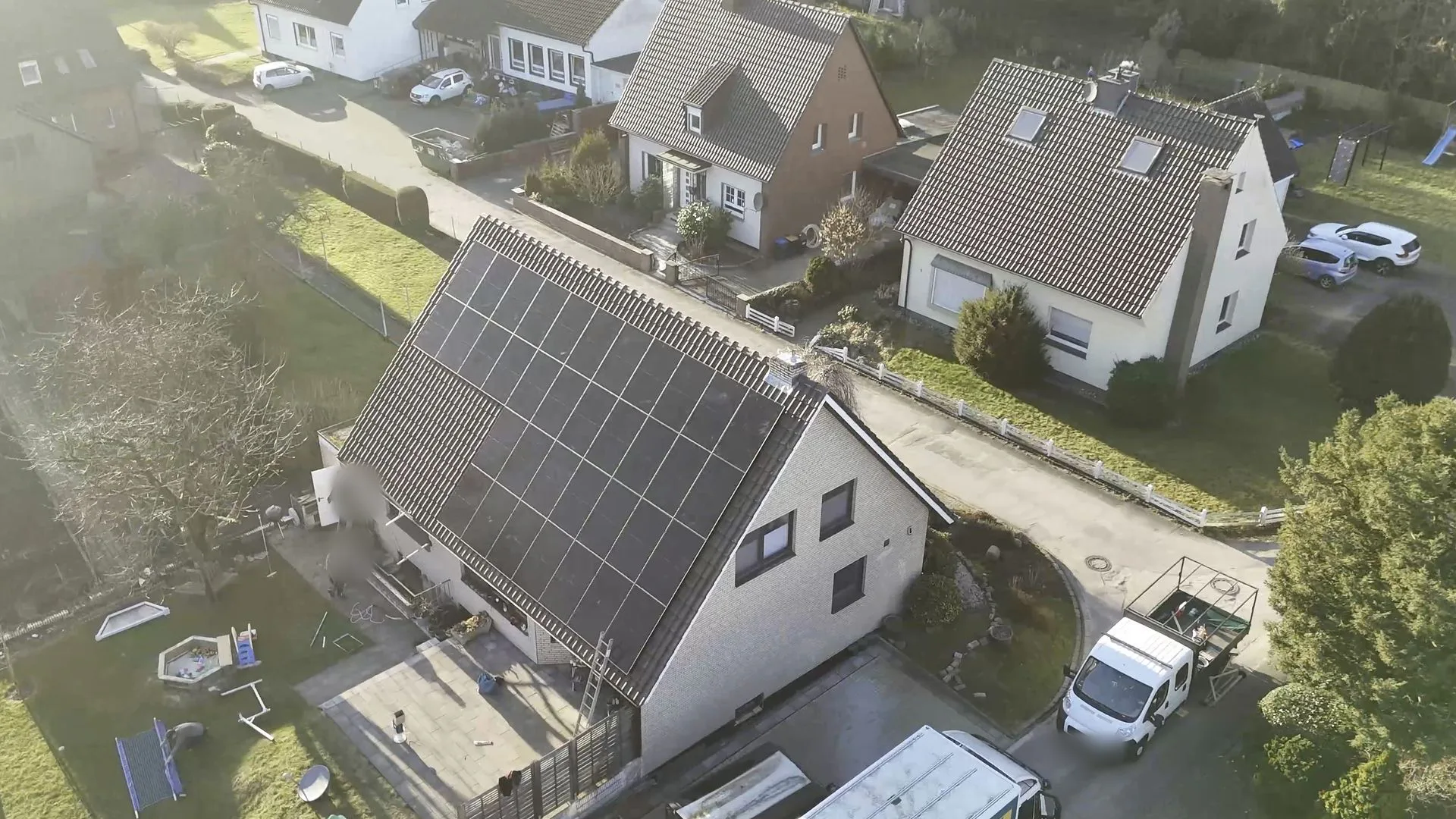 Drohnenaufnahme einer SABOSOL Photovoltaikanlage auf einem S&uuml;d-Satteldach in Dorsten