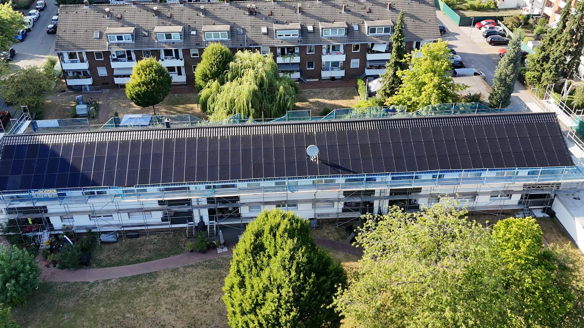 Drohnenaufnahme einer gro&szlig;fl&auml;chigen Photovoltaikanlage auf dem Satteldach eines Mehrfamilienhauses in Gelsenkirchen