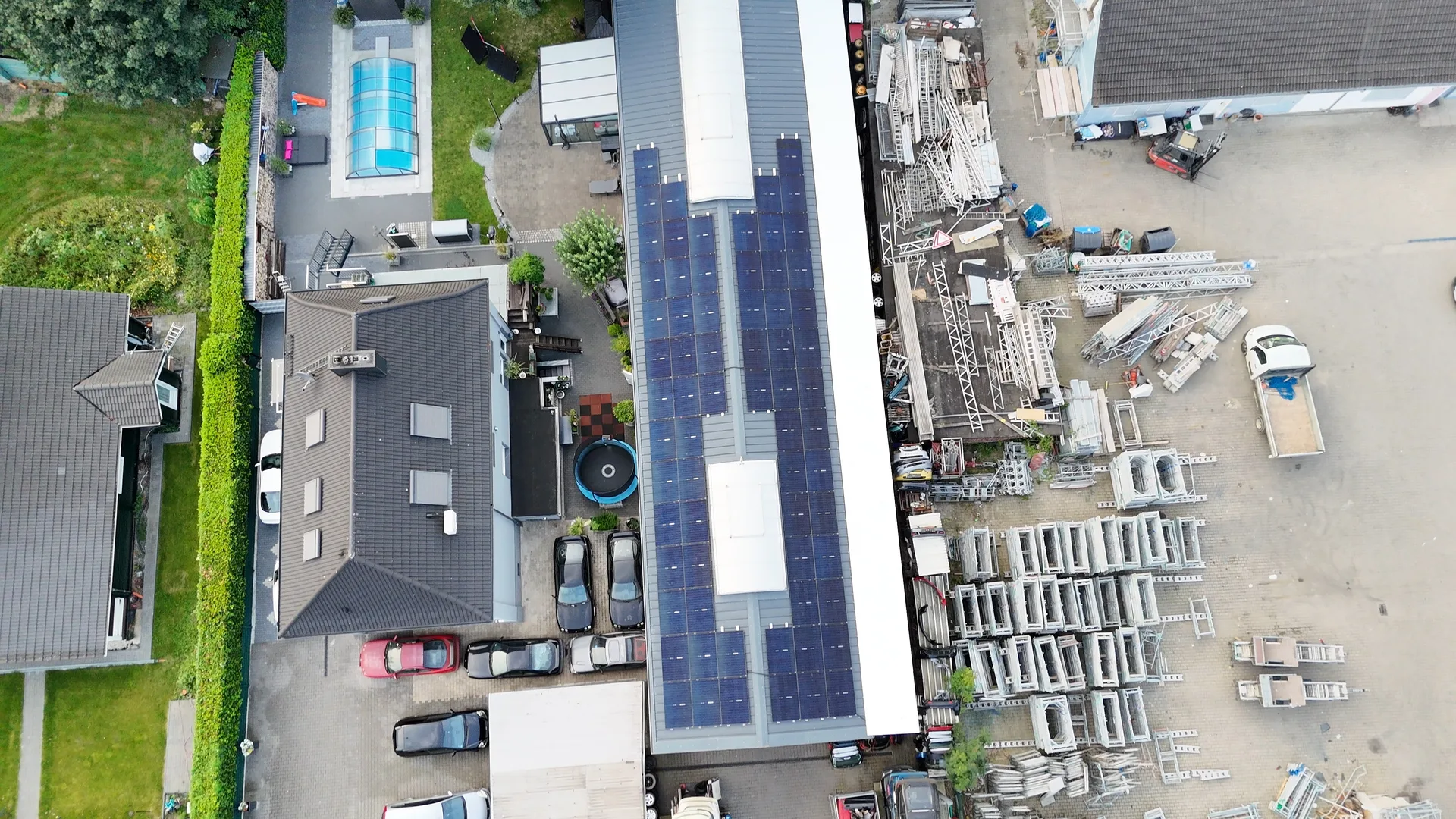 Drohnenaufnahme einer SABOSOL Ost-West-PV-Anlage mit Batteriespeicher in Gelsenkirchen