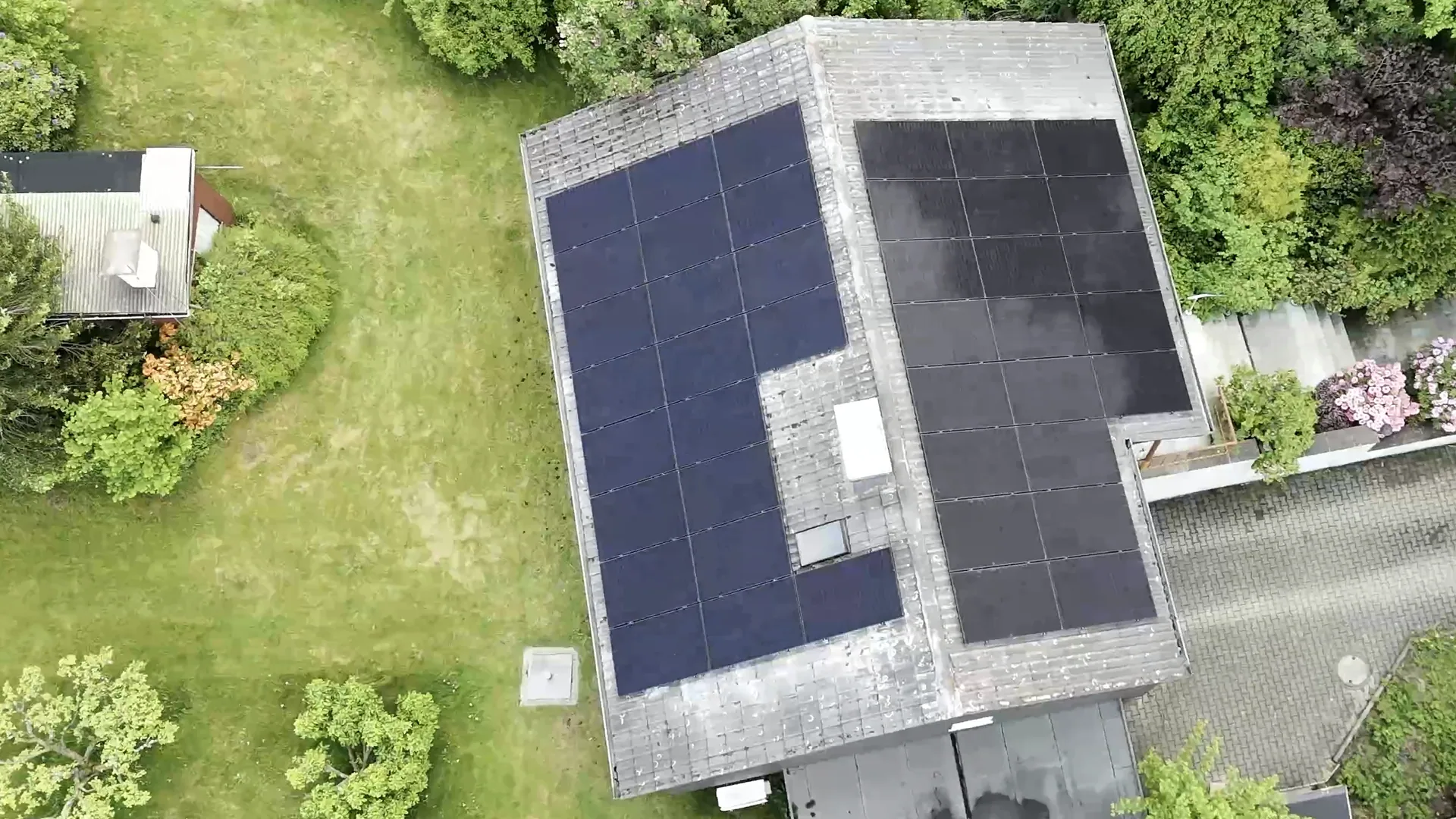 Drohnenaufnahme eines Wohnhauses mit Photovoltaikmodulen auf zwei Dachfl&auml;chen in Hattingen
