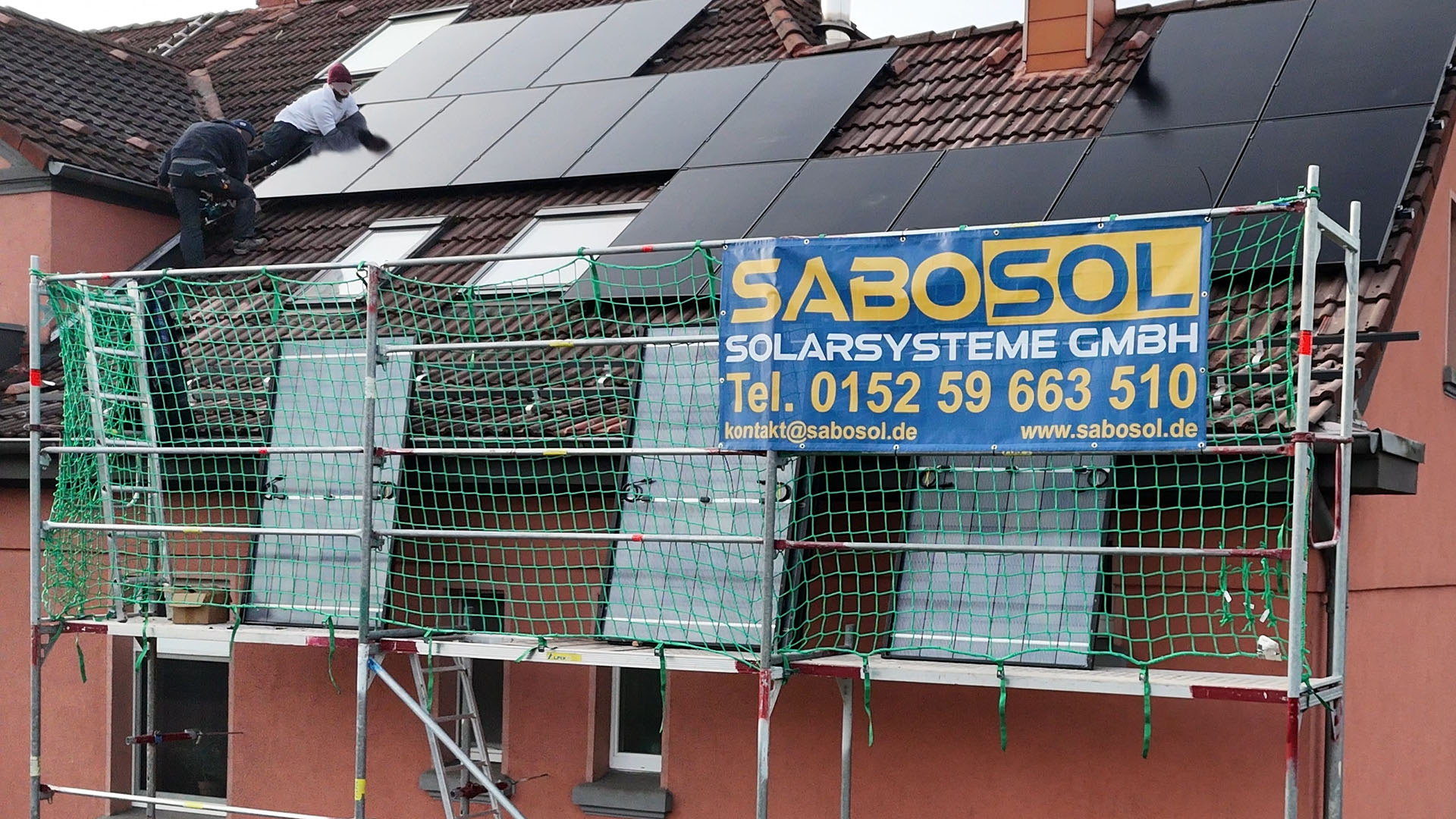 Drohnenansicht von Photovoltaikmodulen auf mehreren Dachfl&auml;chen eines Mehrfamilienhauses w&auml;hrend der Montage in Herten