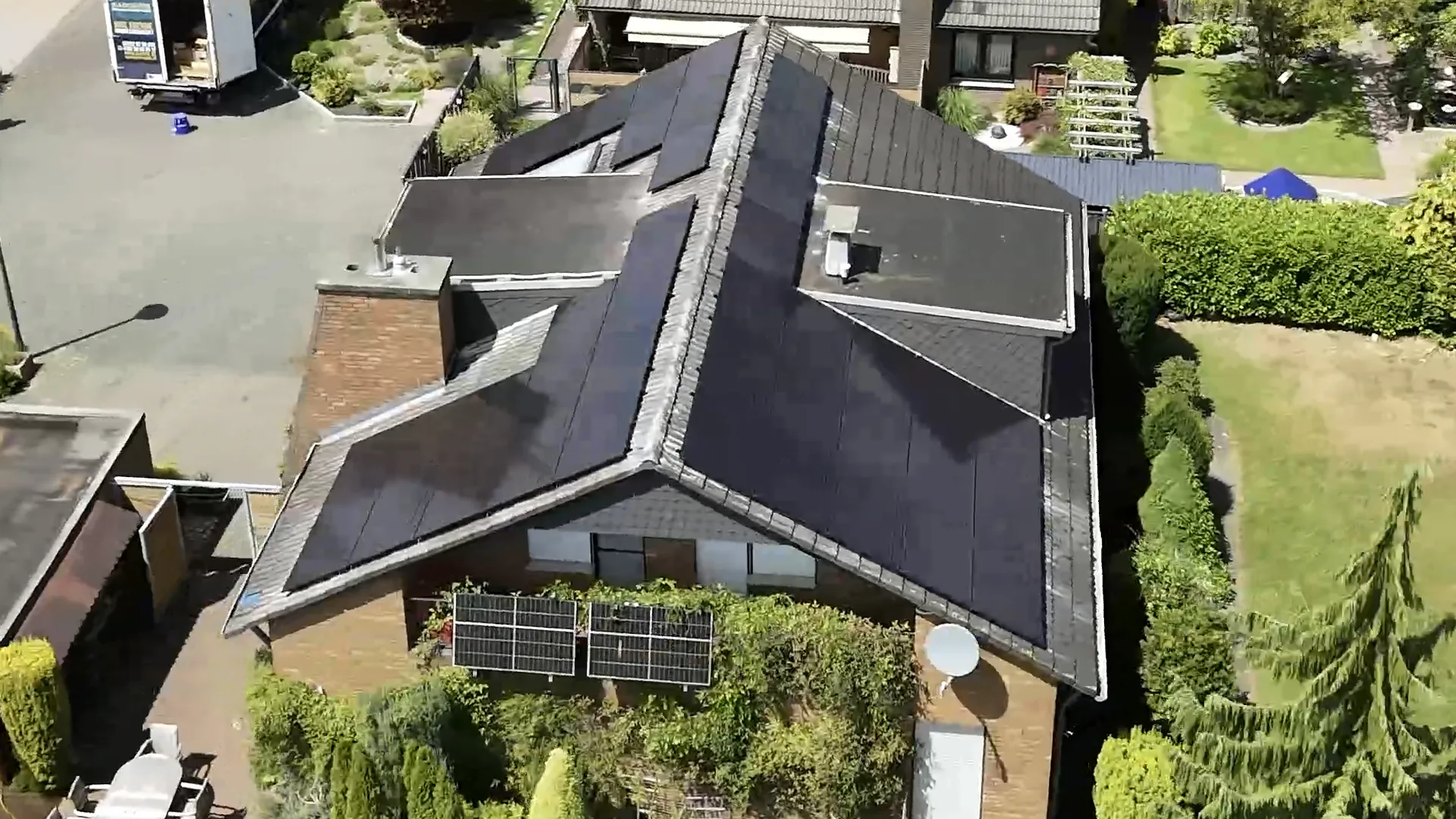 Drohnenaufnahme einer Ost-S&uuml;d-West-Photovoltaikanlage auf mehreren Dachfl&auml;chen in L&uuml;dinghausen